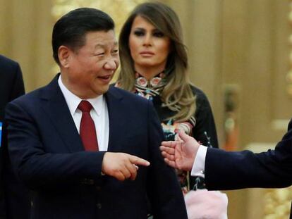 El presidente chino Xi Jinping bromea con Donald Trump el pasado jueves, durante la visita del presidente de EEUU al país asiático.