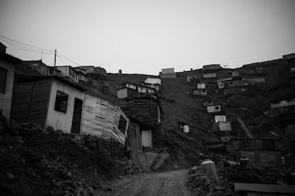 Las casas de Valle del Sol son modestas construcciones de madera con rendijas, por donde se cuela el frío en invierno, y techo de calamina que en verano multiplica el calor dentro de las casas. Estas, en muchos casos, no tienen pavimento, el suelo es de tierra pisada. Una caja de madera y metal sobre la tierra cruda.