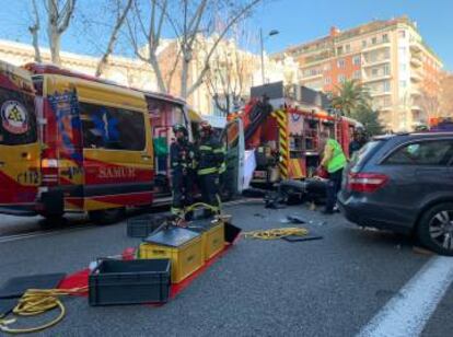 Los servicios de Emergencias en el lugar del accidente en Paseo General Martínez Campos.