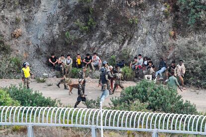 Un grupo de inmigrantes son detenidos por las fuerzas de seguridad marroques tras intentar entrar ilegalmente a Ceuta, el 15 de septiembre. 