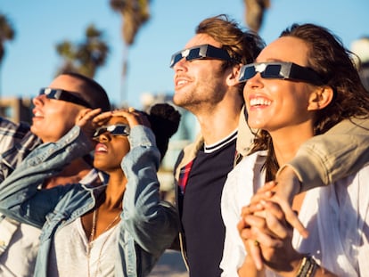 Artículo de EL PAÍS Escaparate que describe las ventajas de usar las mejores gafas de eclipse solar homologadas