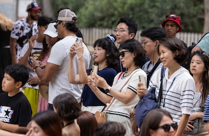 Turistas internacionales en la zona de la Sagrada Familia., en Barcelona.