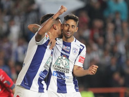 Franco Jara (i) festeja con Jonathan Urretaviscaya de Pachuca (d) su gol contra Santos Laguna