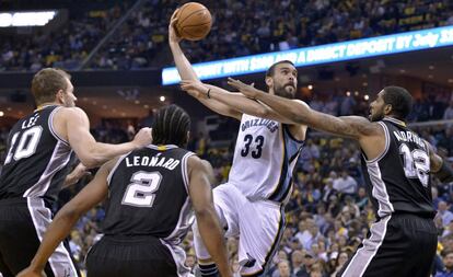 Marc Gasol lanza, entre Lee, Leonard y Aldridge.