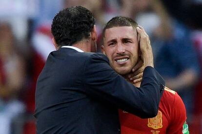 El defensa Sergio Ramos llora después de perder el partido.