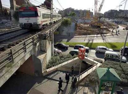 Un tren de cercanías, atravesando ayer la zona de La Torrassa.