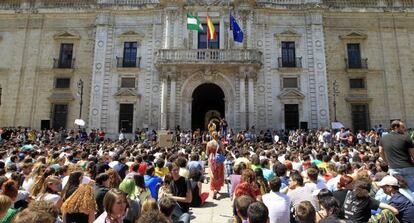 Estudiantes de la Universidad de Sevilla, en la asamblea de este martes frente al Rectorado.