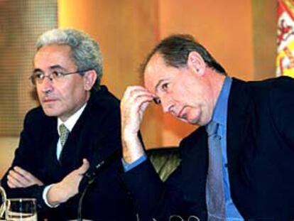 Los ministros de Trabajo, Juan Carlos Aparicio (izquierda) , y de Economía, Rodrigo Rato.