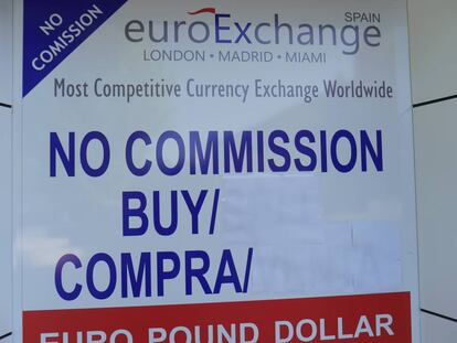 Cartel publicitario en el exterior de la sede de Euro Exchange con las palabras "sell" y "venta" tapadas por folios.