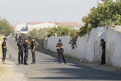 La policía vigila la entrada de la finca de la familia Bretón en Las Quemadillas, en Córdoba.