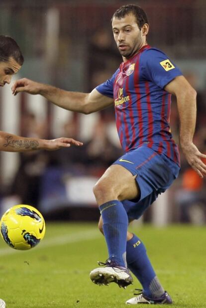 Mascherano trata de recuperar el balón en el encuentro ante el Rayo.