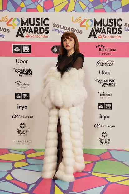 La artista italiana Annalisa, con vestido negro y abrigo blanco.