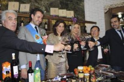 Los productos de Castilla y León, especialmente los de la Ribera del Duero burgalesa, tienen desde hoy una nueva "embajada" en China, tras la apertura de la primera tienda de la bodega San Gabriel en Dongguan, al sur del país, con el vino y el lechazo como principales embajadores. En la foto el vicepresidente de la Asociación de Empresarios de Aranda de Duero y la Ribera (ASEMAR), José Ramón Nogales; el director del Centro de Negocios Hispano-Chino, Enrique García; la alcaldesa de Aranda de Duero (Burgos), Raquel González; la presidenta de ASEMAR, Yolanda Bayo; el secretario general del Centro de Negocios, Wan XiaoYong, y David Higuero (i-d), de la Ciudad de la Educación San Gabriel en Aranda de Duero, durante la inauguración de la tienda.