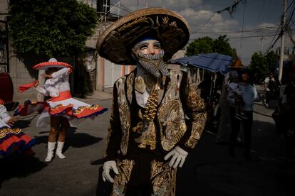 Charros, charras y vecinos parcitipan en el carnaval en las calles de Chimalhuacán, el 18 de marzo de 2024. 