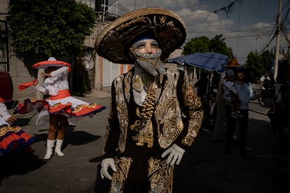 Charros, charras y vecinos parcitipan en el carnaval en las calles de Chimalhuacán, el 18 de marzo de 2024. 