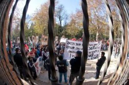 Varios cientos de trabajadores de la industria auxiliar aeronáutica Alestis Aerospace y de la fábrica de Roca en la localidad sevillana de Alcalá de Guadaira, acompañados de sindicalistas, ante la sede de la Subdelegación del Gobierno en Sevilla, tras la manifestación realizada el pasado 27 de diciembre.