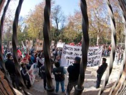 Varios cientos de trabajadores de la industria auxiliar aeronáutica Alestis Aerospace y de la fábrica de Roca en la localidad sevillana de Alcalá de Guadaira, acompañados de sindicalistas, ante la sede de la Subdelegación del Gobierno en Sevilla, tras la manifestación realizada el pasado 27 de diciembre.