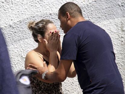 Mulher é consolada na escola Professor Raul Brasil, em Suzano, após o ataque que terminou em 10 mortes nesta quarta-feira