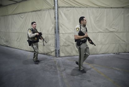 Dos agentes de policía entran en el resort y casino Mandalay Bay.