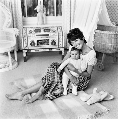 Audrey Hepburn con su hijo Luca Dotti en una habitación de La Paisible, en Tolochenaz, Suiza.