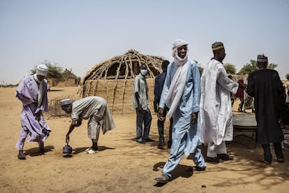 Vecinos de la aldea de Takasasam, en el oeste de Níger, se preparan para el rezo del mediodía tras la reunión celebrada con representantes del Gobierno en la búsqueda de soluciones al problema de la violencia terrorista. Las regiones de Tillabéri y Tahoua en su banda fronteriza con Malí son las más golpeadas por el aumento del radicalismo del país, liderado por el Estado Islámico del Gran Sahara (EIGS).