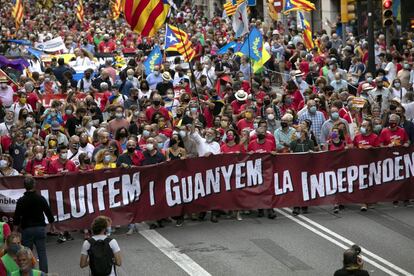 El lema de este año de la manifestación es “Luchemos y ganemos la independencia” y en la cabecera se podría ver a la presidenta de la ANC, Elisenda Paluzie, y de Òmnium Cultural, Jordi Cuixart.