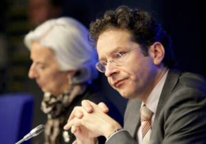 El presidente del Eurogrupo, Jeroen Dijsselbloem, y la directora del FMI, Christine Lagarde, tras la reunión especial de los ministros de Finanzas del Eurogrupo.