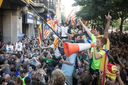 El 20 de setembre del 2017 es produeixen les detencions de 14 organitzadors del referèndum i es fan escorcolls als departaments d'Economia, Exteriors, Treball i Governació de la Generalitat. Centenars de persones es manifesten pels escorcolls de la Guàrdia Civil a la Conselleria d'Economia. El 27 de setembre la Fiscalia ordena tancar els locals del referèndum.