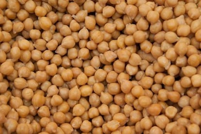 Cooking chickpeas is faster in the pressure cooker. 