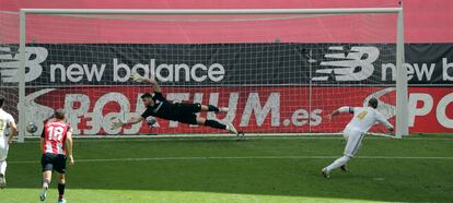 El portero del Athletic de Bilbao, Unai Simón (i) no puede parar el penalti lanzado el jugador del Real Madrid, Sergio Ramos (d).