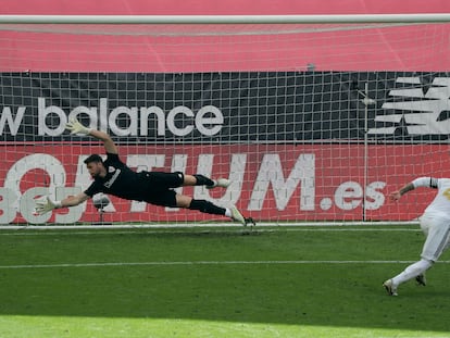 Sergio Ramos mete el penalti que ha dado este domingo la victoria al Madrid ante el Athletic en San Mamés.