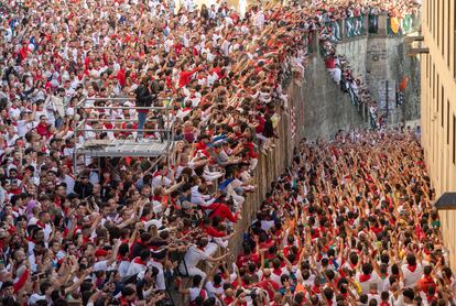 Los corredores entonan el cántico ante la hornacina a San Fermín de la cuesta de Santo Domingo de Pamplona en los momentos previos al segundo encierro, este sábado.
