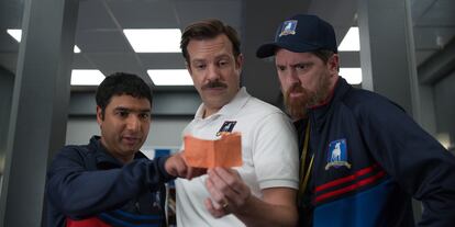 Nick Mohammed, Jason Sudeikis y Brendan Hunt, en 'Ted Lasso'.