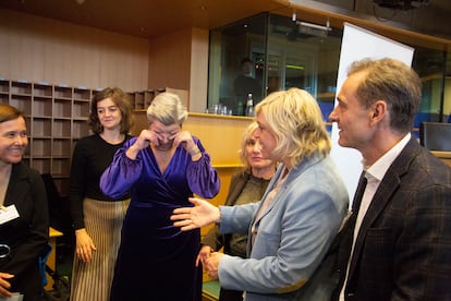 La comisaria Europea de Asuntos de Interior, Ylva Johansson, se emociona durante el acto en el Parlamento Europeo con víctimas de abuso sexual en internet. 