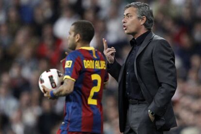 Mourinho, entrenador del Real Madrid, durante el clásico de la 32ª jornada de la Liga (1-1).