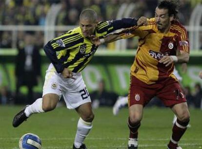 Alex (a la izquierda) lucha por el balón con Cetin, del Galatasaray.