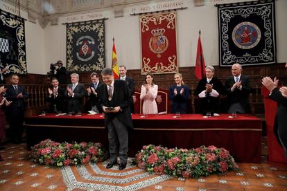 Sergio Ramírez recibe las felicitaciones tras recibir el Premio Cervantes 2017.