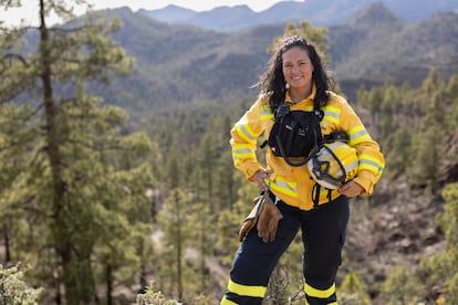 La bombera forestal Sara Gutiérrez, fotografiada hace unos días en Gran Canaria.