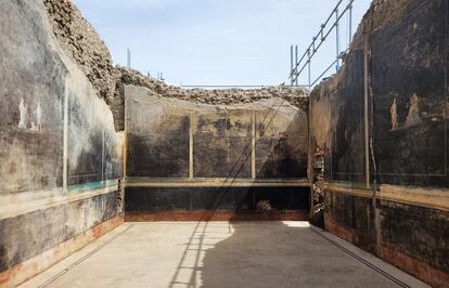 Descubrimiento de un imponente salón de banquetes, de elegantes paredes negras y decorado con frescos con temas mitológicos inspirados en la guerra de Troya.