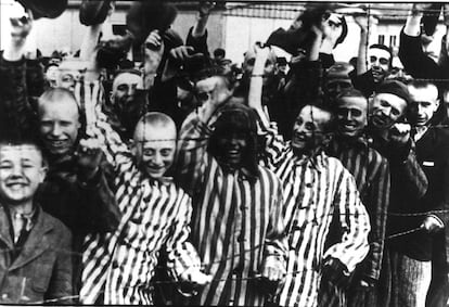 Prisioneros de Dachau muestran su alegría por la liberación del campo por las tropas aliadas.