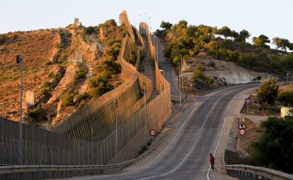 Un inmigrante africano en la valla de Melilla en agosto de 2012.