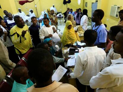 Familiares de víctimas de las protestas en Sudán escuchan al médico en un hospital de Jartum el pasado lunes. 