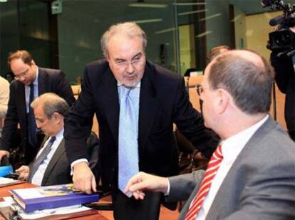 Solbes charla con el ministro alemán de Finanzas, Peer Steinbrueck, en el Ecofin de Bruselas.