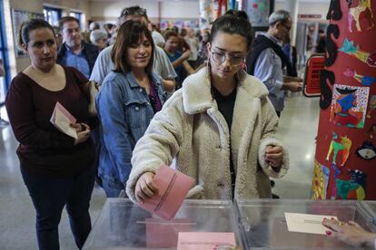 Una joven votando por primera vez en el colegio Maria Montaña de Valencia.