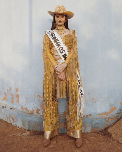 Yanca Cristina Oliveira de Souza, con su atuendo cowgirl repleto de pedrería y flecos de cuero para el Festival de Barretos. <i>“Me preparé durante años para ser la reina de esta fiesta”</i>, cuenta.<br><br>Barretão, como se llama coloquialmente la Festa do Peão de Barretos, es punto de encuentro para los entusiastas de lo cowboy. Los asistentes jóvenes planifican cuidadosamente los estilismos que lucen durante el Barretão, incluso con meses de anticipación. No es extraño que las parejas a punto de casarse hagan coincidir las fechas de sus bodas con esta celebración. Y algunos cabalgan en burros durante días para llegar al lugar, como si se tratara de la meca de su estilo de vida. Durante el festival actúan músicos muy conocidos y se pueden, por ejemplo, comprar terneros peludos para llevar de vuelta a casa. En los atuendos triunfa lo cursi en forma de sombreros de color fucsia o ajustados zahones plateados. Todo ello compone un puzle único que refleja las contradicciones del Brasil moderno, donde la tradición se va fundiendo con la cultura pop. Un mundo fascinante que pocos conocen. <br>