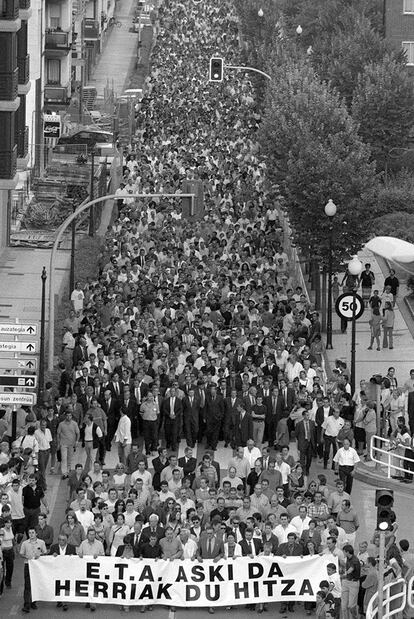 Manifestación de repulsa a ETA en Zumaia (Gipuzkoa) tras el asesinato de José María Korta en 2000.