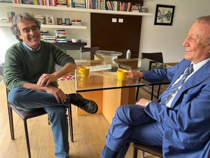 Los candidatos a la presidencia de Colombia Sergio Fajardo y Rodolfo Hernández, durante un encuentro en Bogotá, el 29 de abril de 2022.