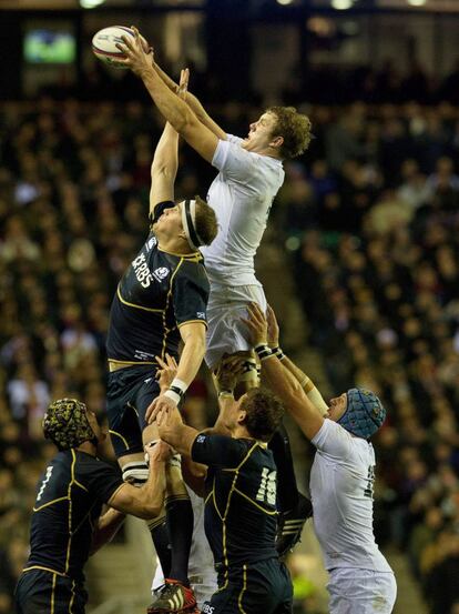 El inglés Joe Launchbury sujeta la pelota ante el escocés Alastair Kellock.