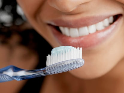 Descubre por qué deberías usar una pasta de dientes sin flúor. GETTY IMAGES.