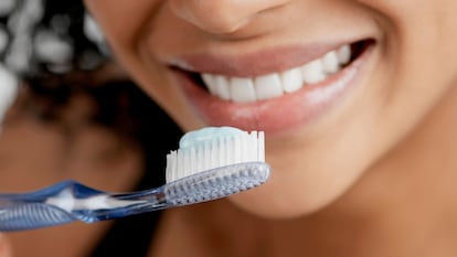 Descubre por qué deberías usar una pasta de dientes sin flúor. GETTY IMAGES.